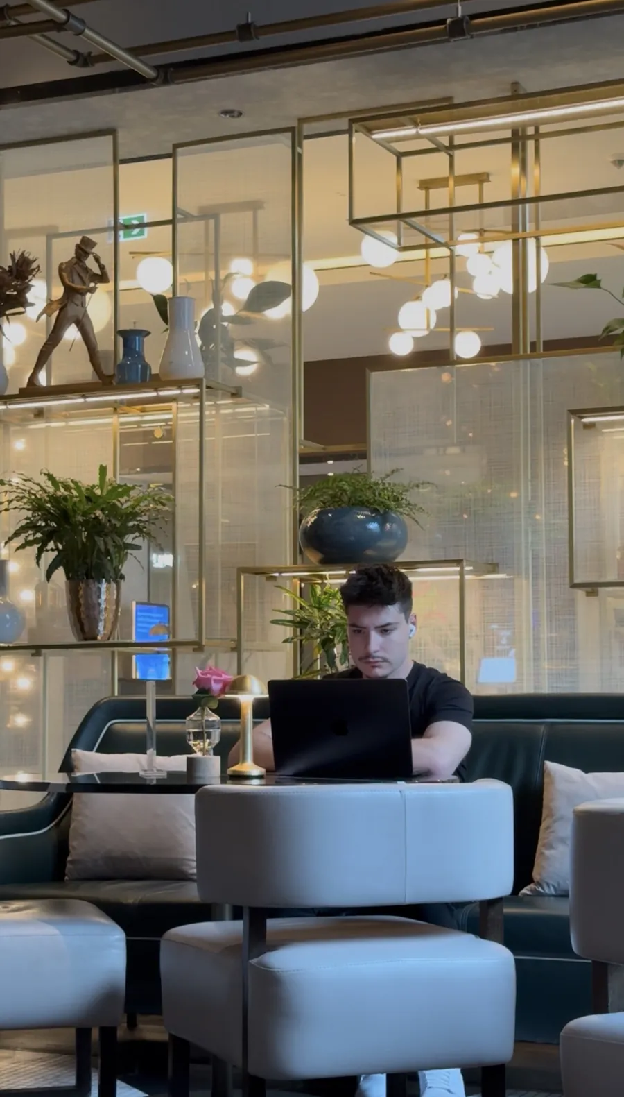 Maxens Soldan au travail sur un projet MSD Media